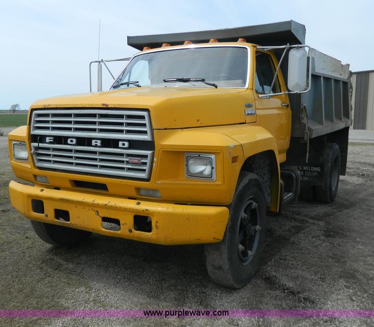 image for item G7834 1982 Ford F700 dump truck