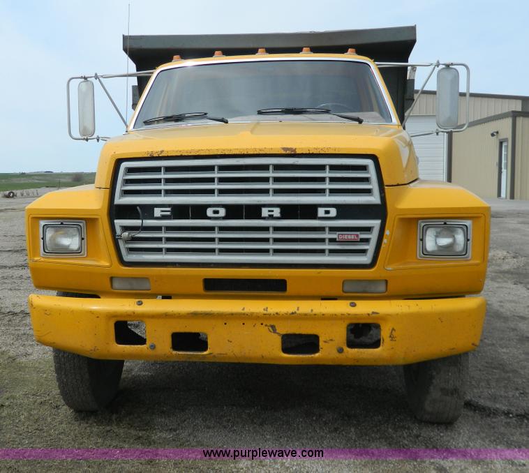 image for item G7834 1982 Ford F700 dump truck