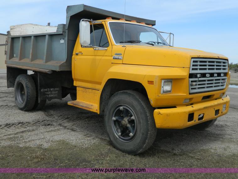 image for item G7834 1982 Ford F700 dump truck