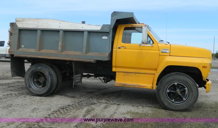 image for item G7834 1982 Ford F700 dump truck