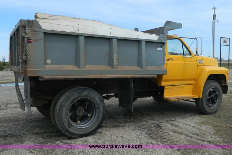 image for item G7834 1982 Ford F700 dump truck