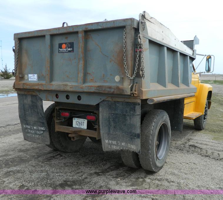 image for item G7834 1982 Ford F700 dump truck