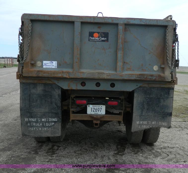 image for item G7834 1982 Ford F700 dump truck