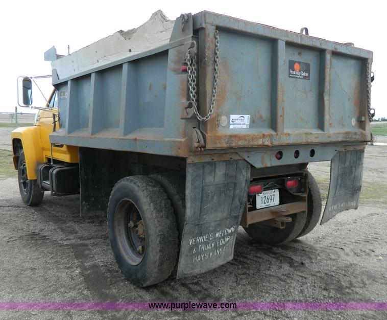 image for item G7834 1982 Ford F700 dump truck