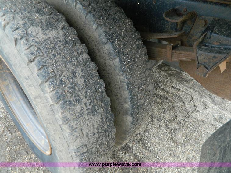 image for item G7834 1982 Ford F700 dump truck