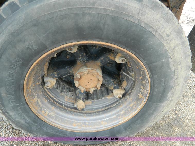 image for item G7834 1982 Ford F700 dump truck