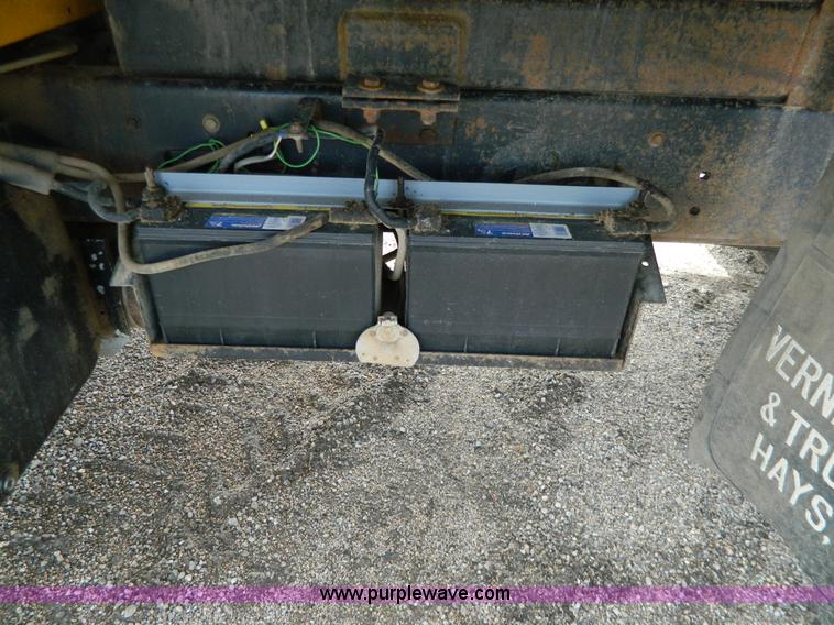 image for item G7834 1982 Ford F700 dump truck