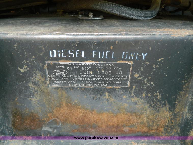 image for item G7834 1982 Ford F700 dump truck