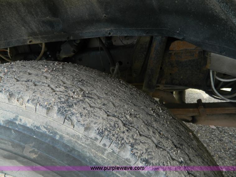 image for item G7834 1982 Ford F700 dump truck