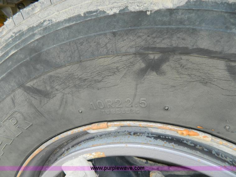 image for item G7834 1982 Ford F700 dump truck