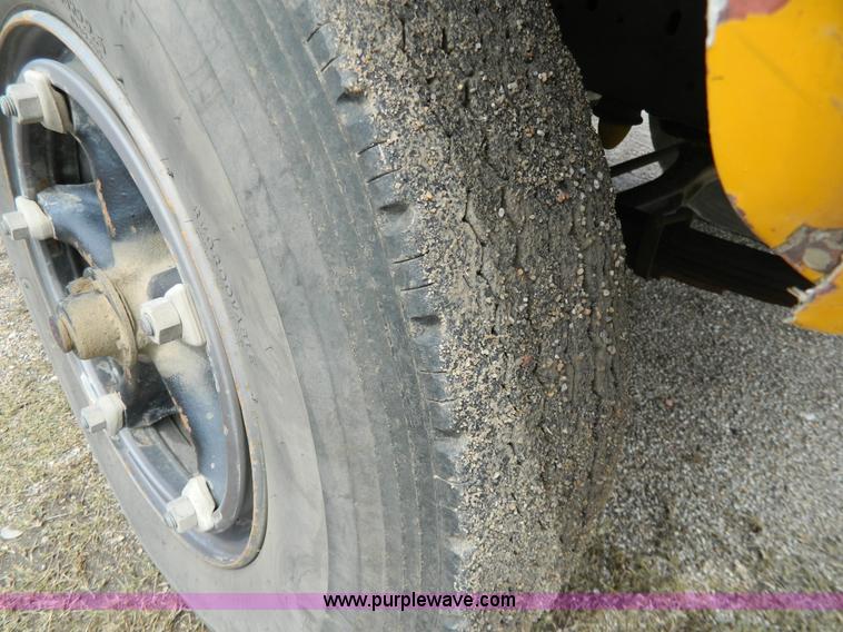 image for item G7834 1982 Ford F700 dump truck