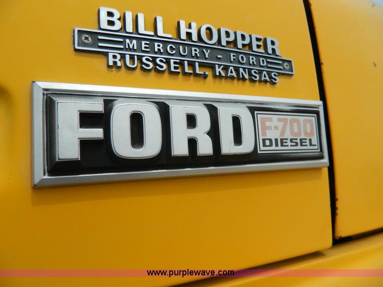 image for item G7834 1982 Ford F700 dump truck