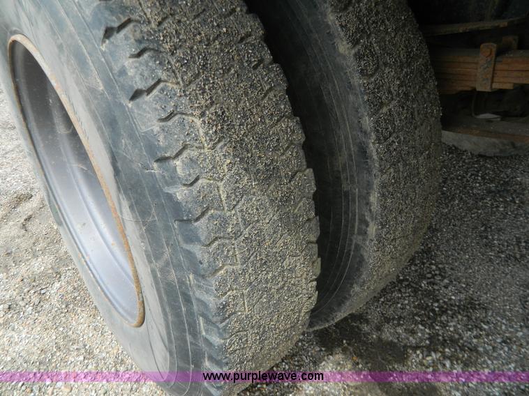 image for item G7834 1982 Ford F700 dump truck