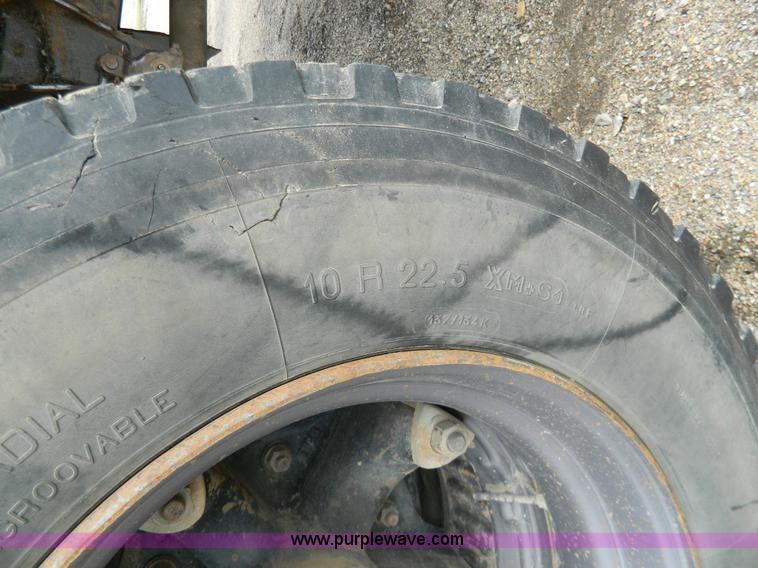 image for item G7834 1982 Ford F700 dump truck