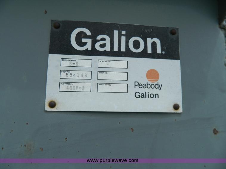 image for item G7834 1982 Ford F700 dump truck