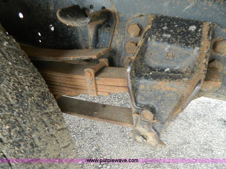 image for item G7834 1982 Ford F700 dump truck