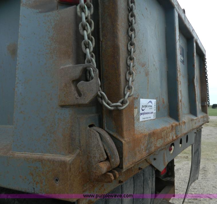 image for item G7834 1982 Ford F700 dump truck