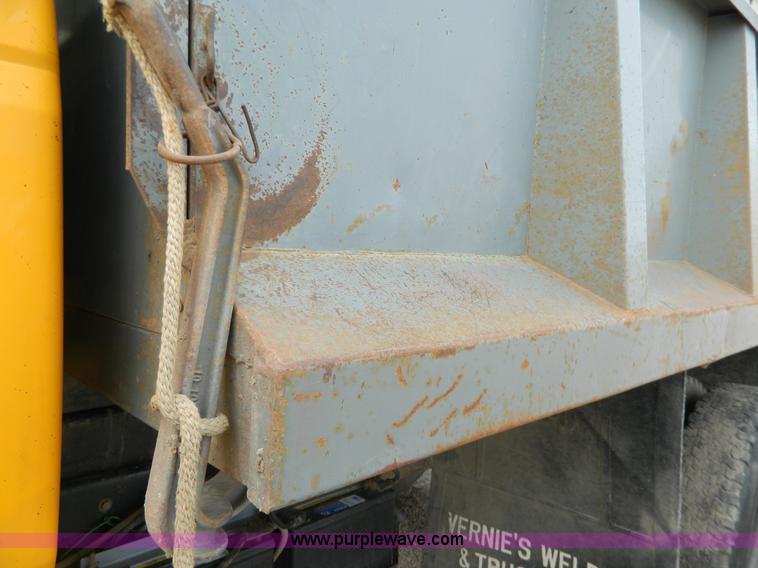 image for item G7834 1982 Ford F700 dump truck