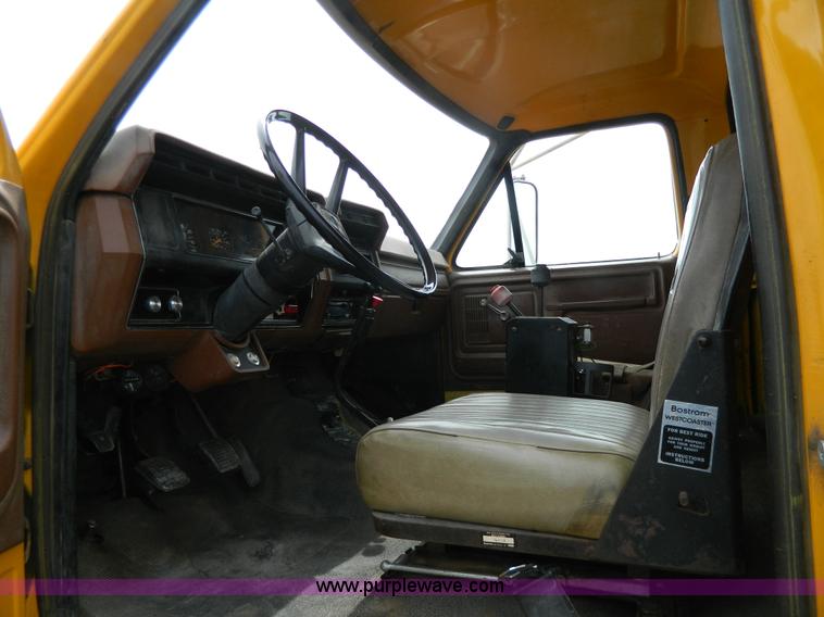 image for item G7834 1982 Ford F700 dump truck