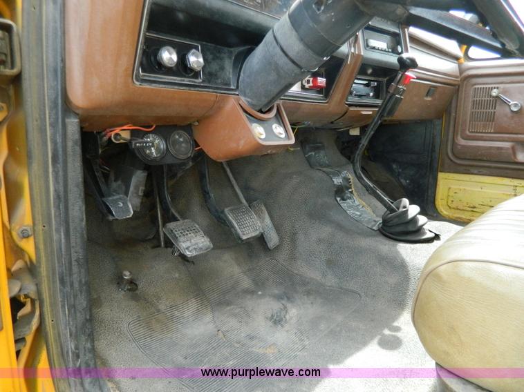 image for item G7834 1982 Ford F700 dump truck