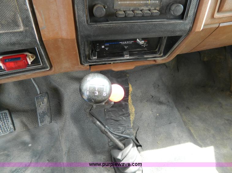 image for item G7834 1982 Ford F700 dump truck