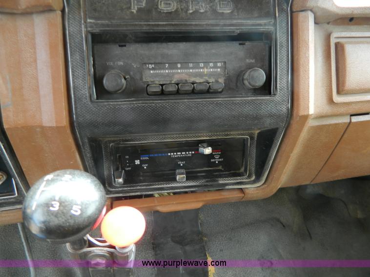 image for item G7834 1982 Ford F700 dump truck