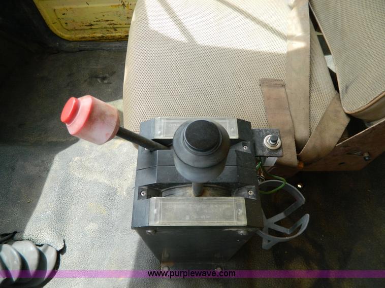 image for item G7834 1982 Ford F700 dump truck