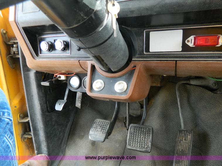 image for item G7834 1982 Ford F700 dump truck