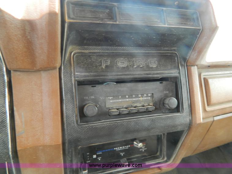 image for item G7834 1982 Ford F700 dump truck