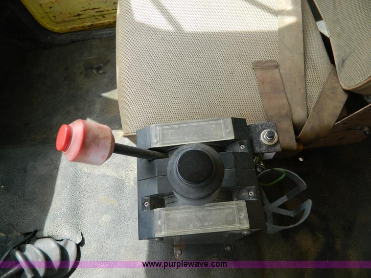 image for item G7834 1982 Ford F700 dump truck