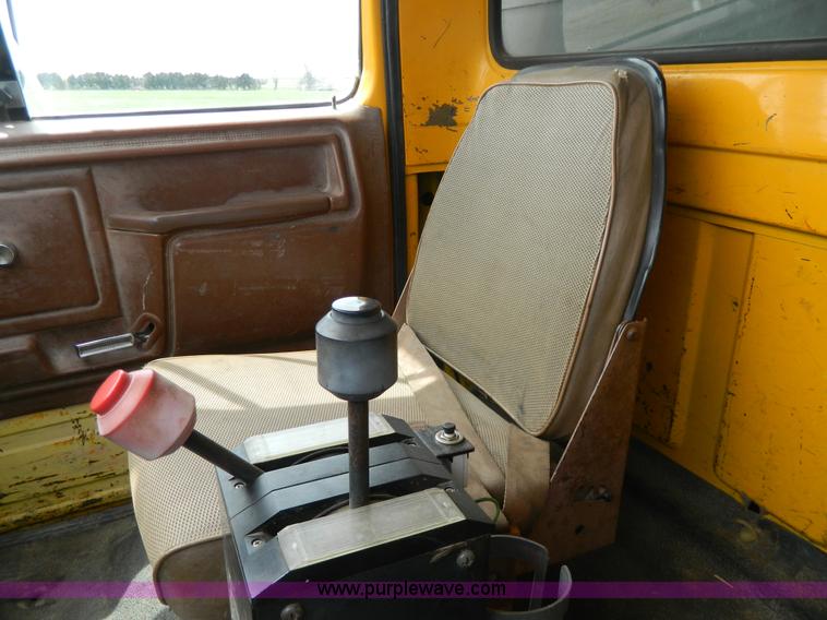 image for item G7834 1982 Ford F700 dump truck