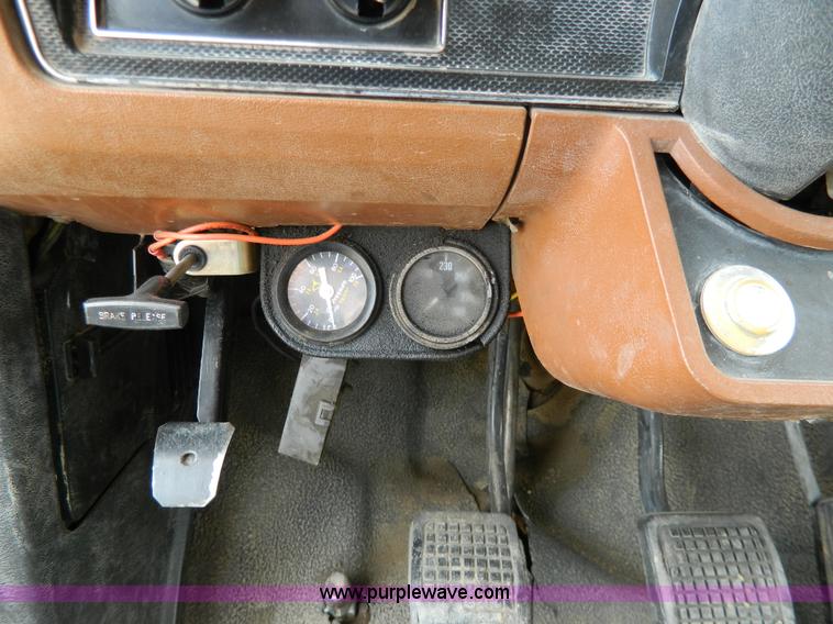 image for item G7834 1982 Ford F700 dump truck