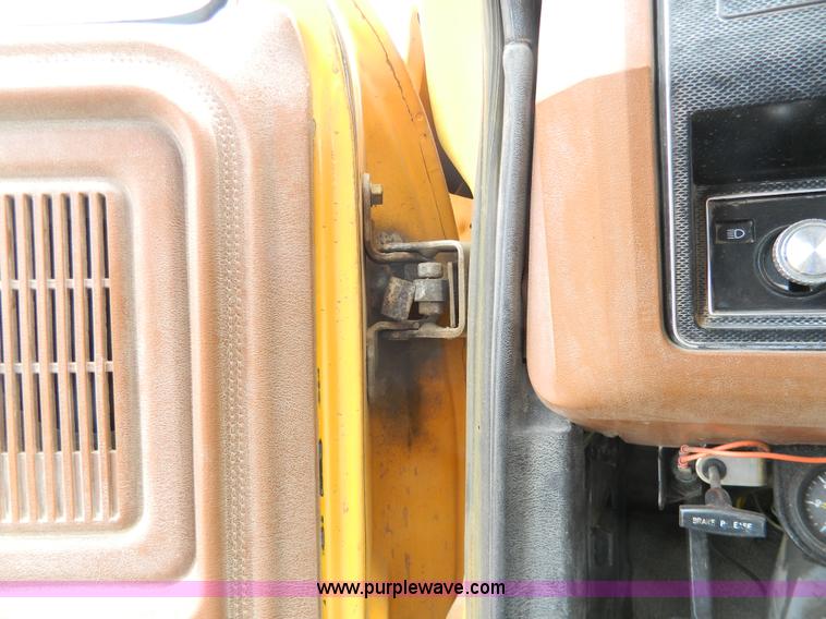 image for item G7834 1982 Ford F700 dump truck