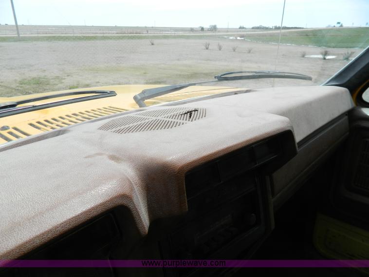 image for item G7834 1982 Ford F700 dump truck