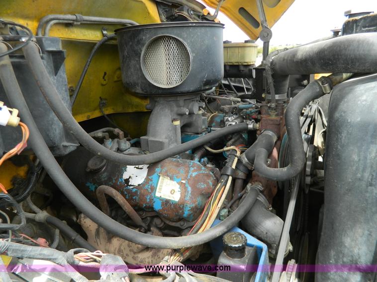 image for item G7834 1982 Ford F700 dump truck