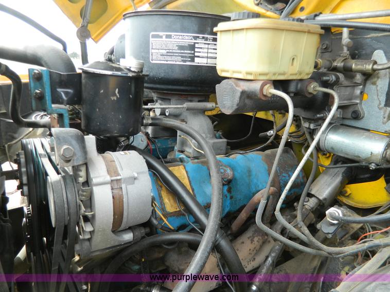 image for item G7834 1982 Ford F700 dump truck