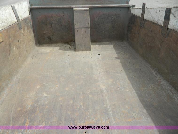 image for item G7834 1982 Ford F700 dump truck