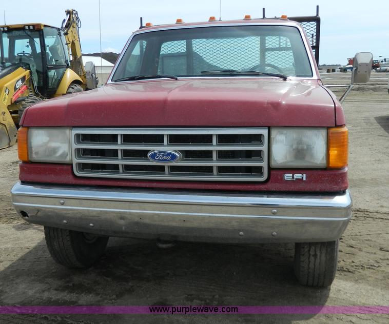 image for item G7836 1989 Ford F350 flatbed pickup truck
