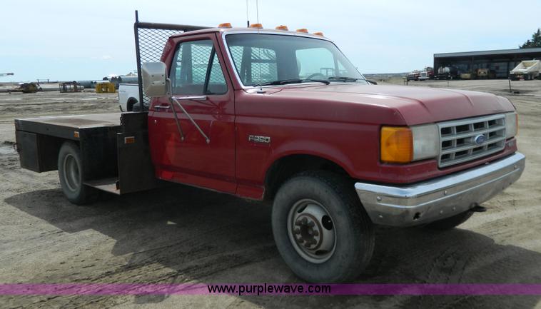 image for item G7836 1989 Ford F350 flatbed pickup truck