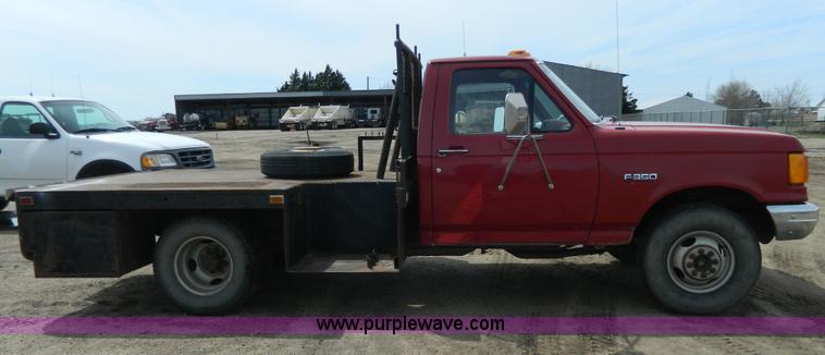 image for item G7836 1989 Ford F350 flatbed pickup truck