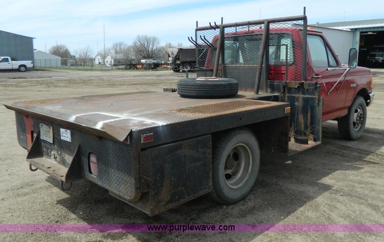 image for item G7836 1989 Ford F350 flatbed pickup truck
