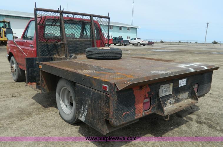image for item G7836 1989 Ford F350 flatbed pickup truck