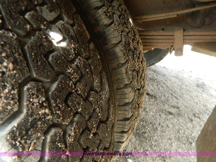 image for item G7836 1989 Ford F350 flatbed pickup truck