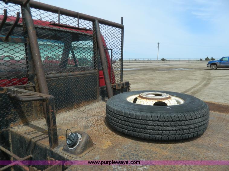 image for item G7836 1989 Ford F350 flatbed pickup truck