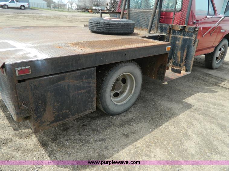 image for item G7836 1989 Ford F350 flatbed pickup truck