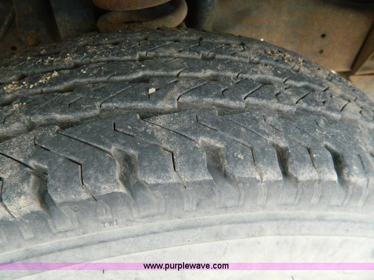 image for item G7836 1989 Ford F350 flatbed pickup truck