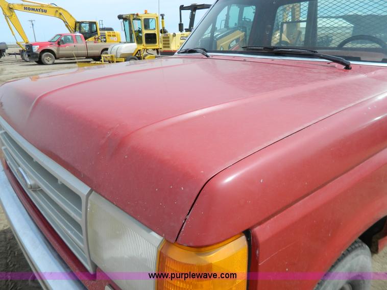 image for item G7836 1989 Ford F350 flatbed pickup truck