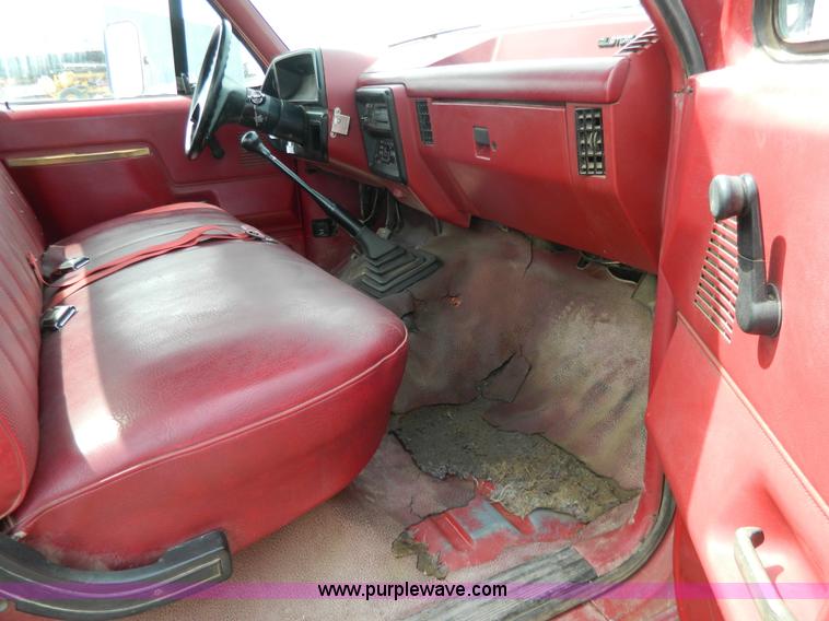 image for item G7836 1989 Ford F350 flatbed pickup truck