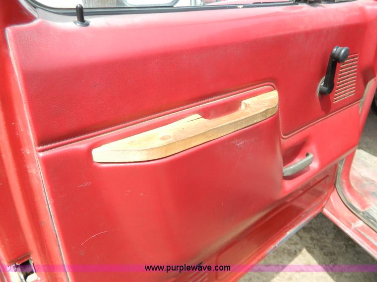 image for item G7836 1989 Ford F350 flatbed pickup truck