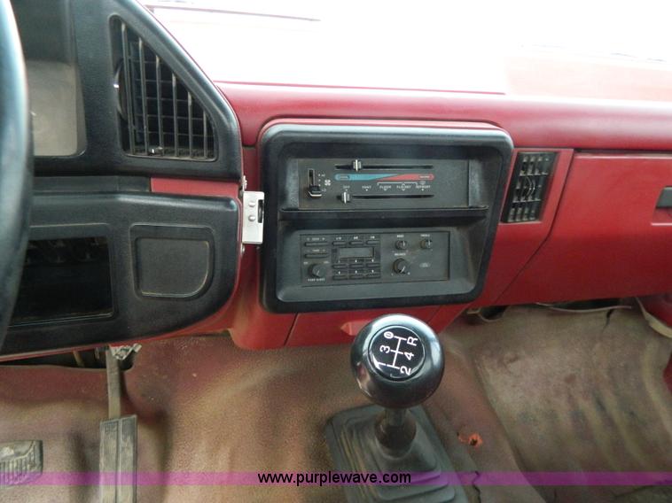 image for item G7836 1989 Ford F350 flatbed pickup truck